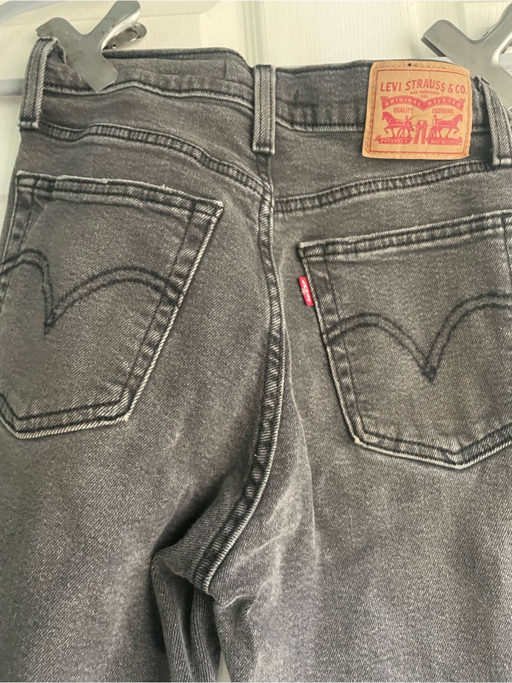 Levis women’s wedgie straight jeans - size 27